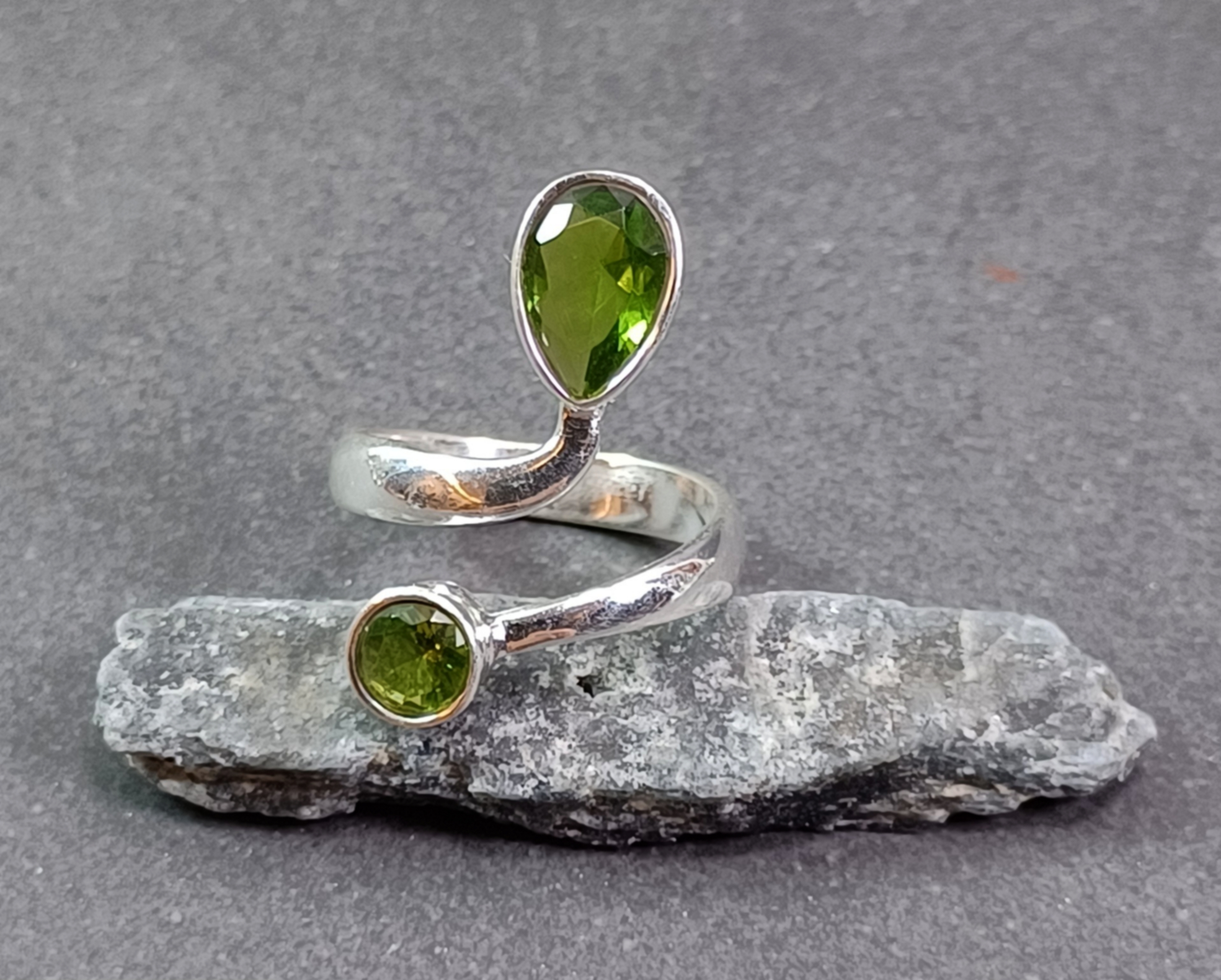 Ställbar Silverring med Rund och Droppformad Sten Cabochon. - 3