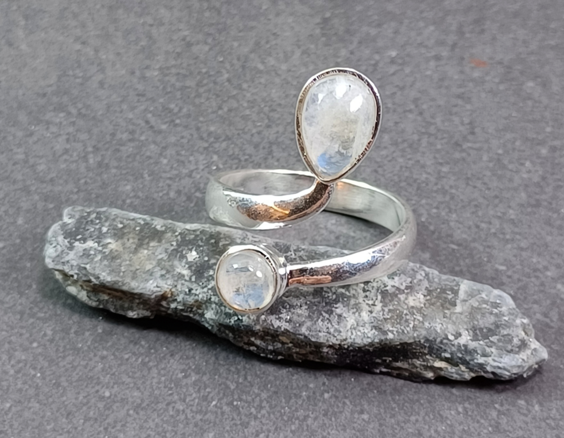 Ställbar Silverring med Rund och Droppformad Sten Cabochon. - 5