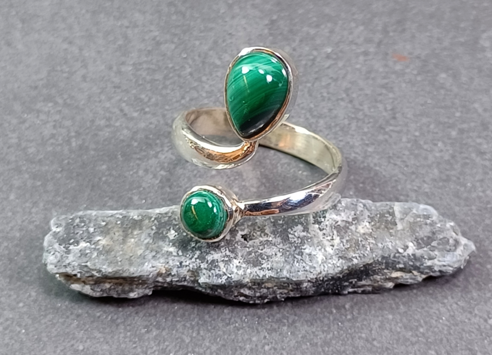 Ställbar Silverring med Rund och Droppformad Sten Cabochon. - 4