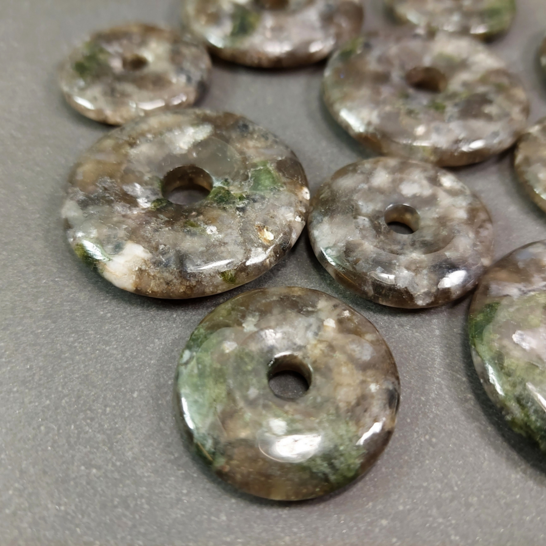 Svensk Turmalin med Lepidolit i Rökkvarts -  Sten Donut /Ring form - 2