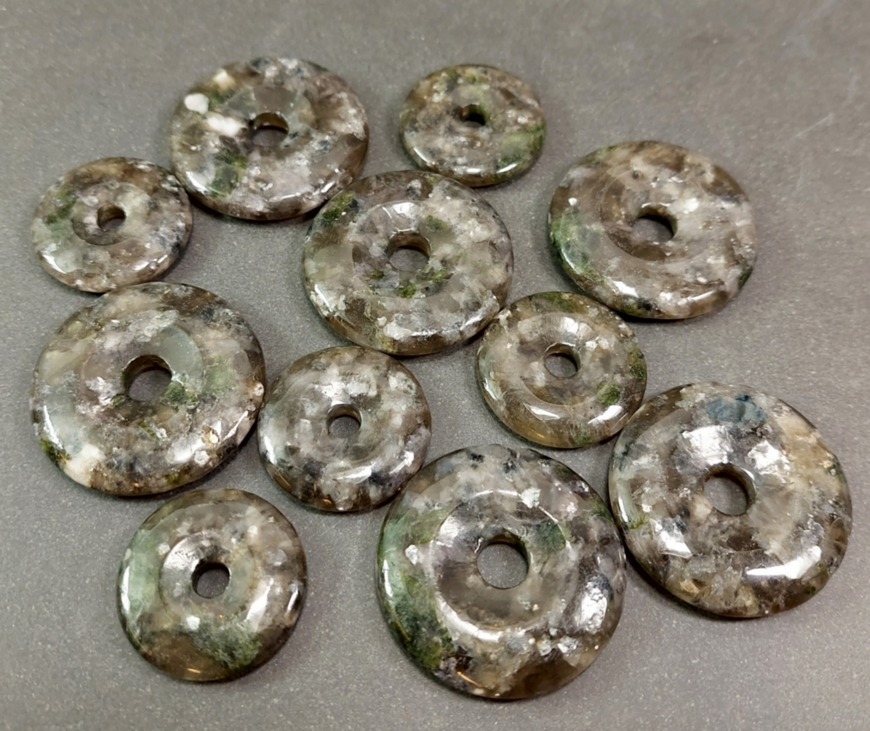 Svensk Turmalin med Lepidolit i Rökkvarts -  Sten Donut /Ring form