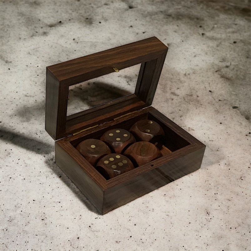 DICE BOX CLUB ROOM - TÄRNINGAR I TRÄ