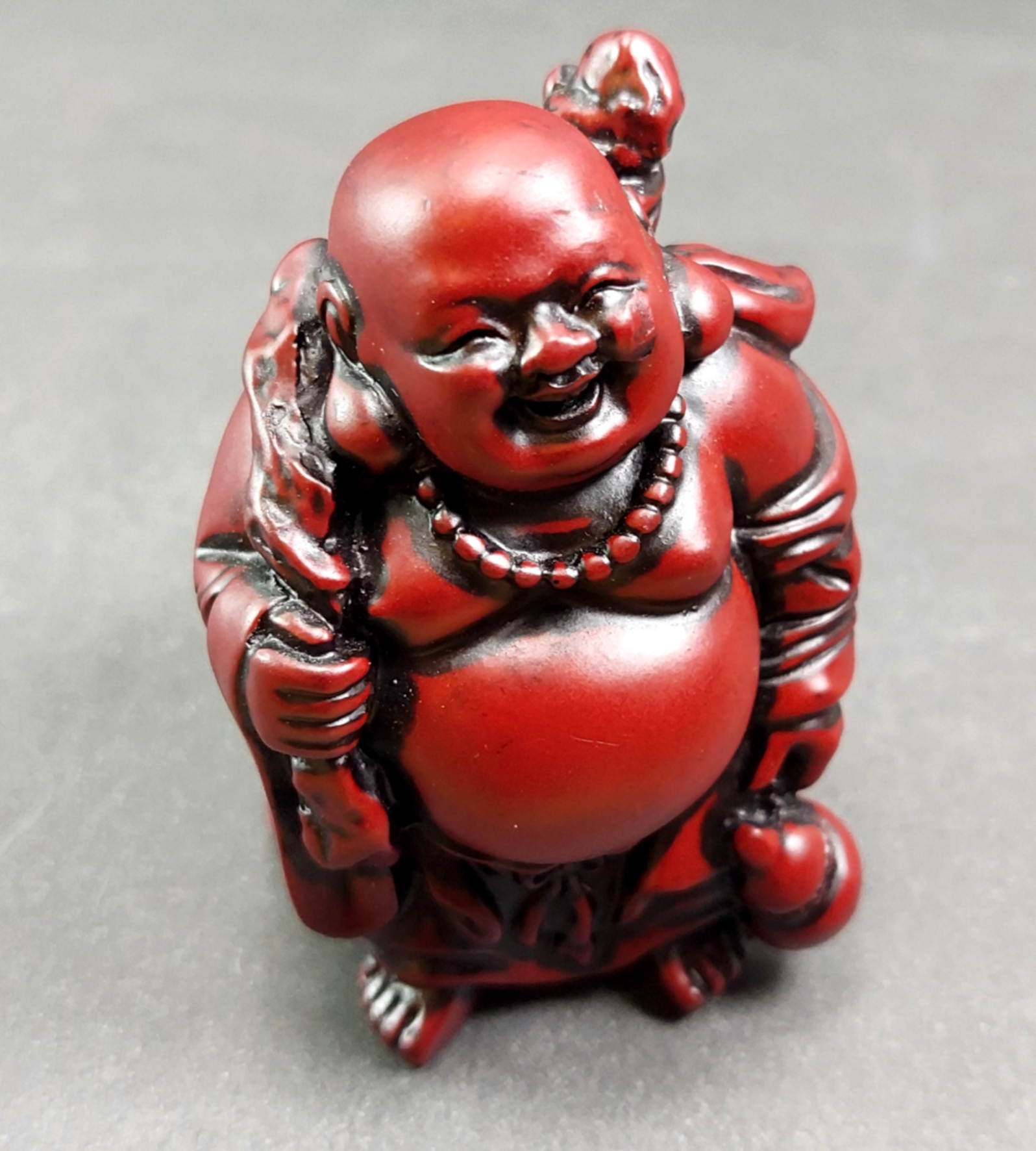 Glad Buddha i Röd (Maitreya) 