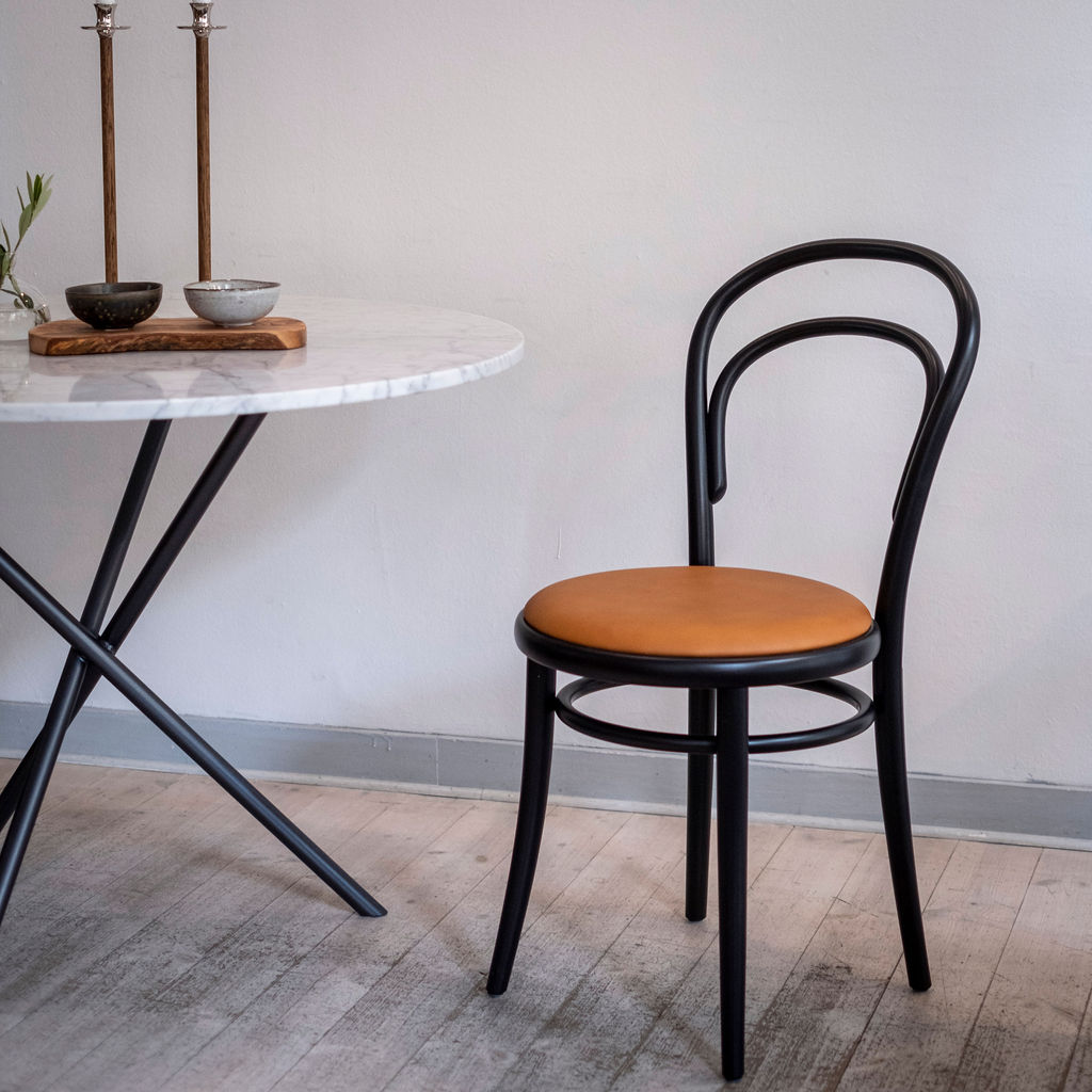 TON 14 stol svart, konjaksfärgad lädersits Fogelmarck