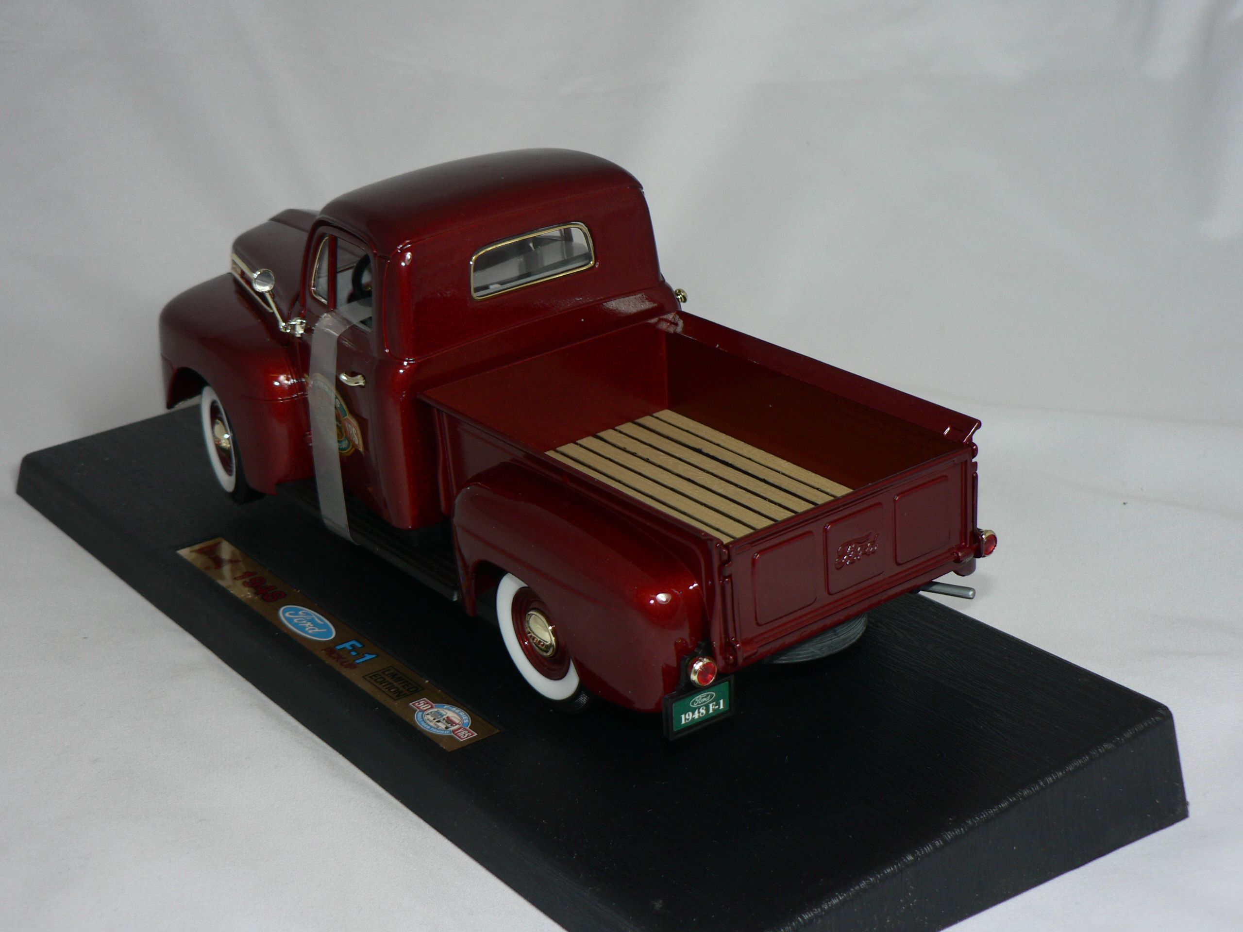 Ford F-1 Pick Up  1948    1:18  Road Legends  Limited Edition - 2