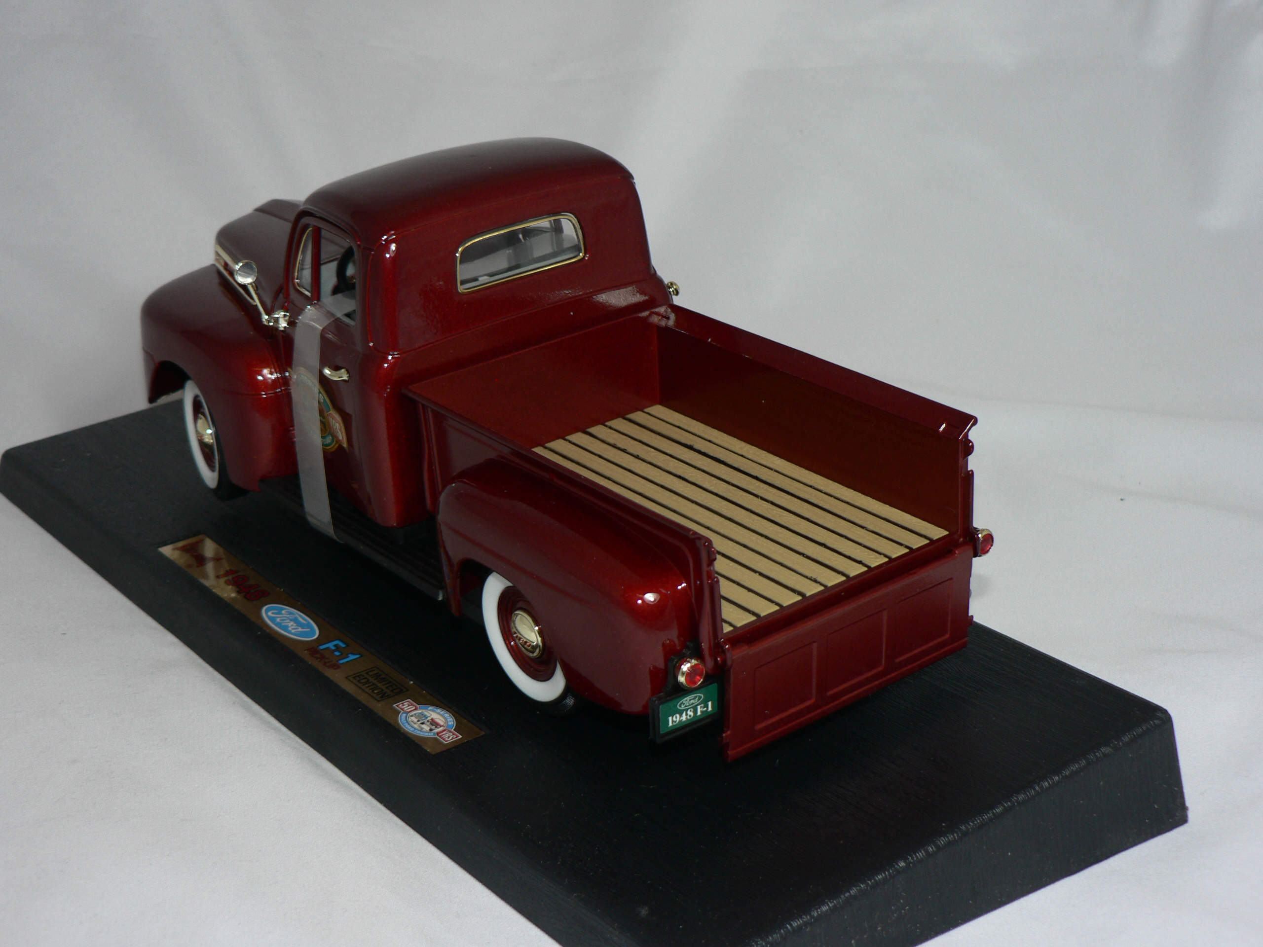 Ford F-1 Pick Up  1948    1:18  Road Legends  Limited Edition - 3