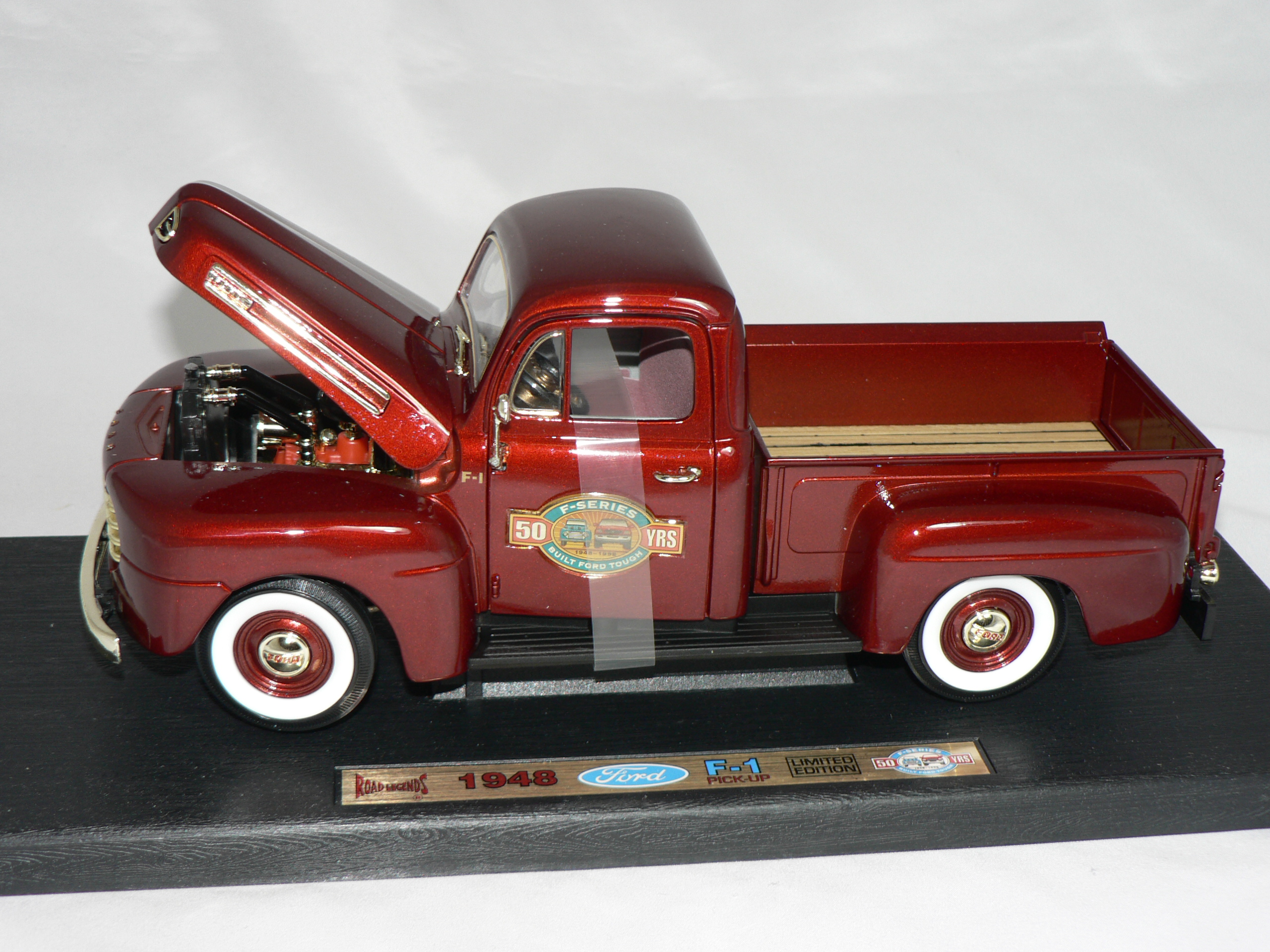 Ford F-1 Pick Up  1948    1:18  Road Legends  Limited Edition - 4