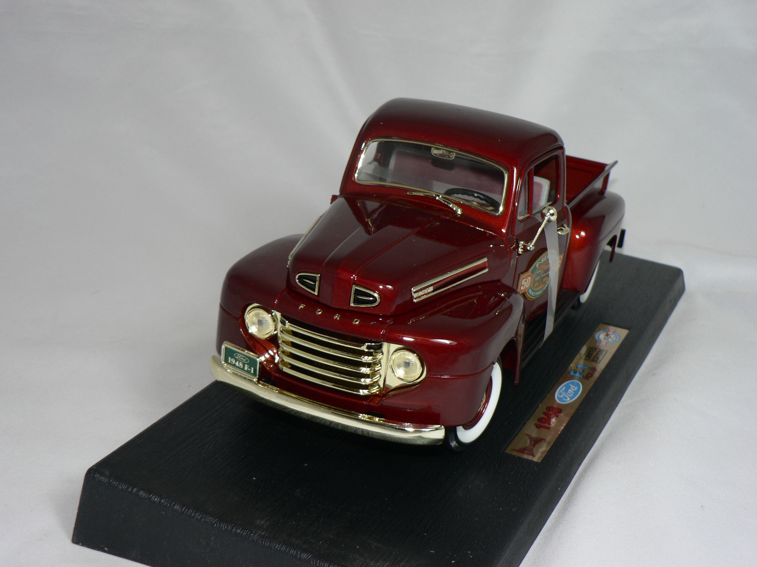 Ford F-1 Pick Up  1948    1:18  Road Legends  Limited Edition