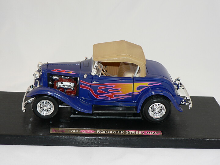 Ford Street Rod  1932  1:18   Road Legends