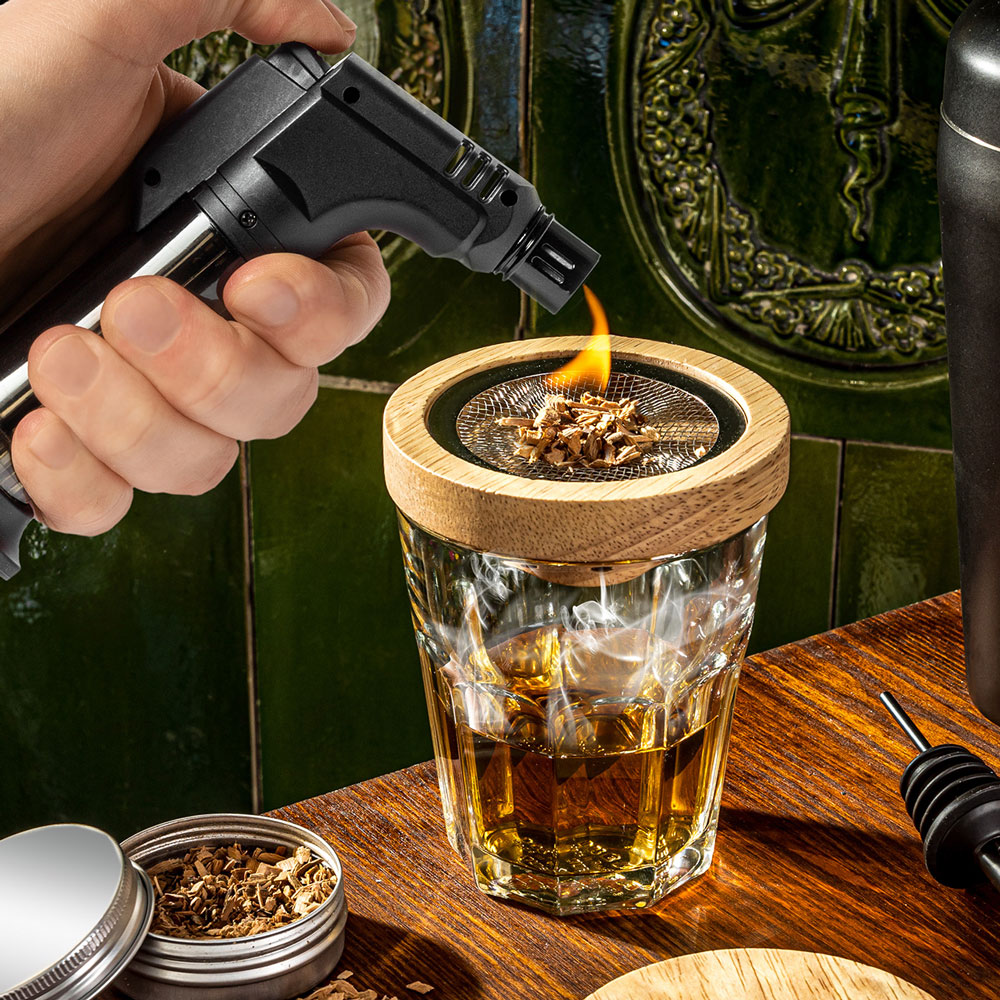 Whisky- och Cocktailrökare röker ett glas med whisky