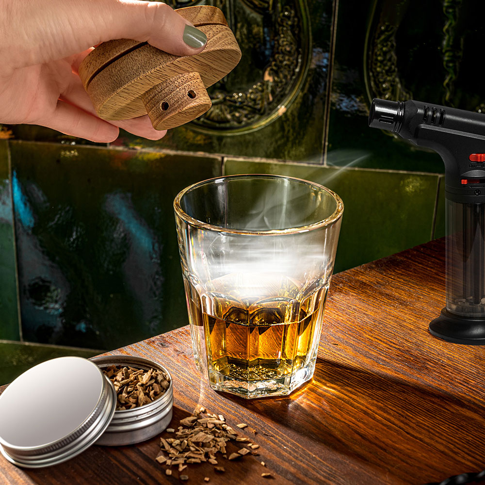 Ett rökigt glas med whisky efter Whisky- och Cocktailrökare använts