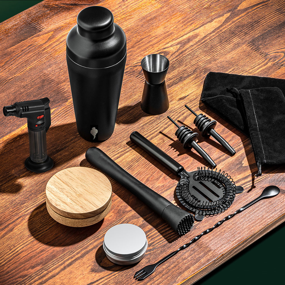 Cocktailset Deluxe med Whisky- och Cocktailrökare på bardisk