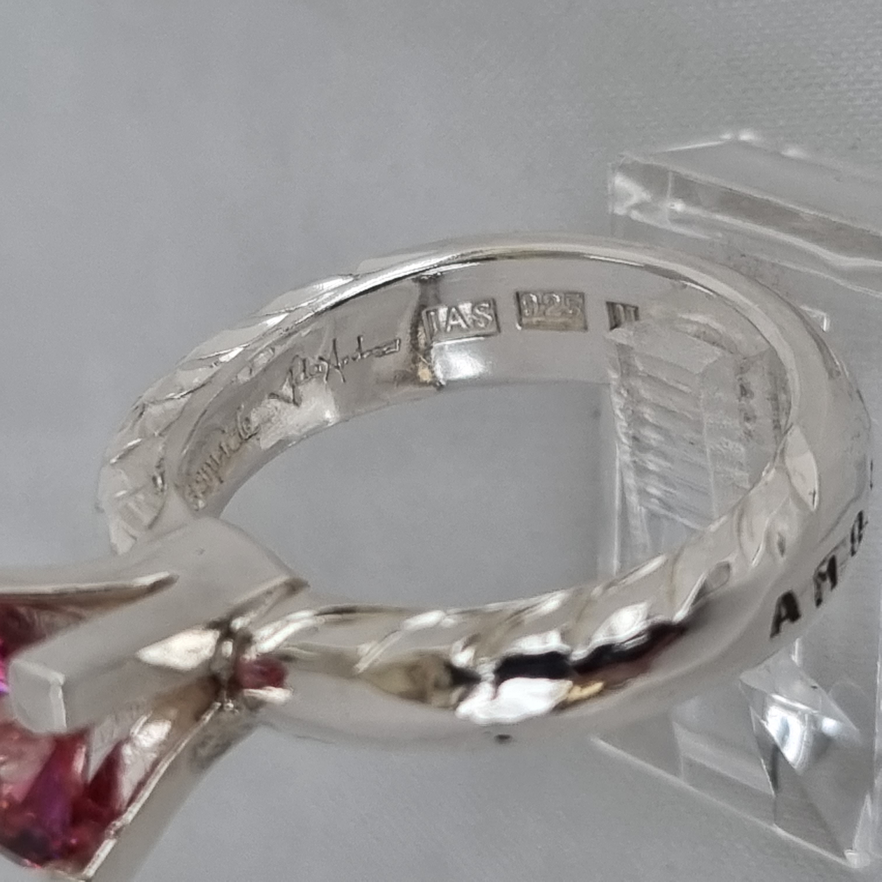 AMOR VINCIT OMNIA röd stl 19 - 11