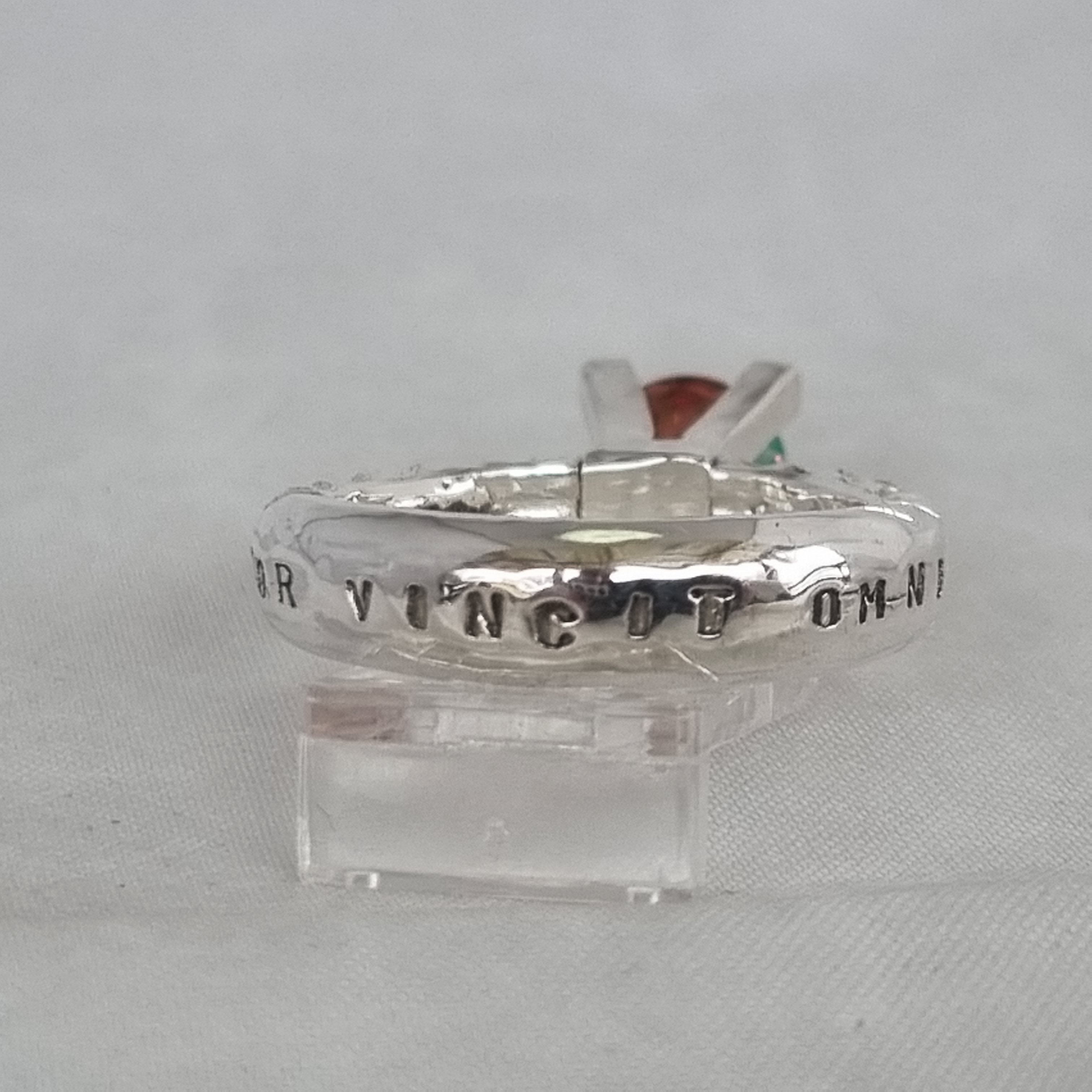 AMOR VINCIT OMNIA röd stl 19 - 10