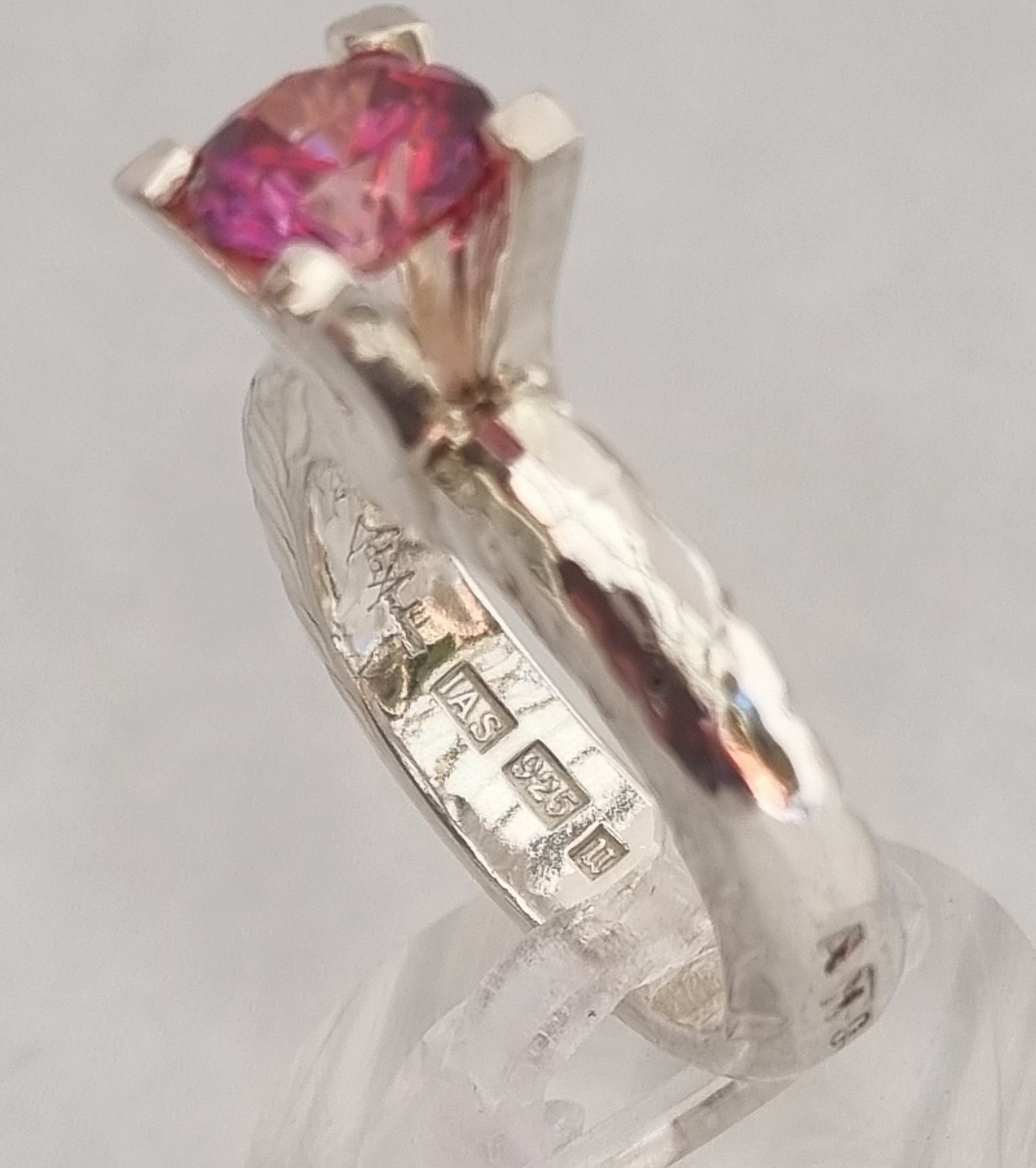 AMOR VINCIT OMNIA röd stl 19 - 9