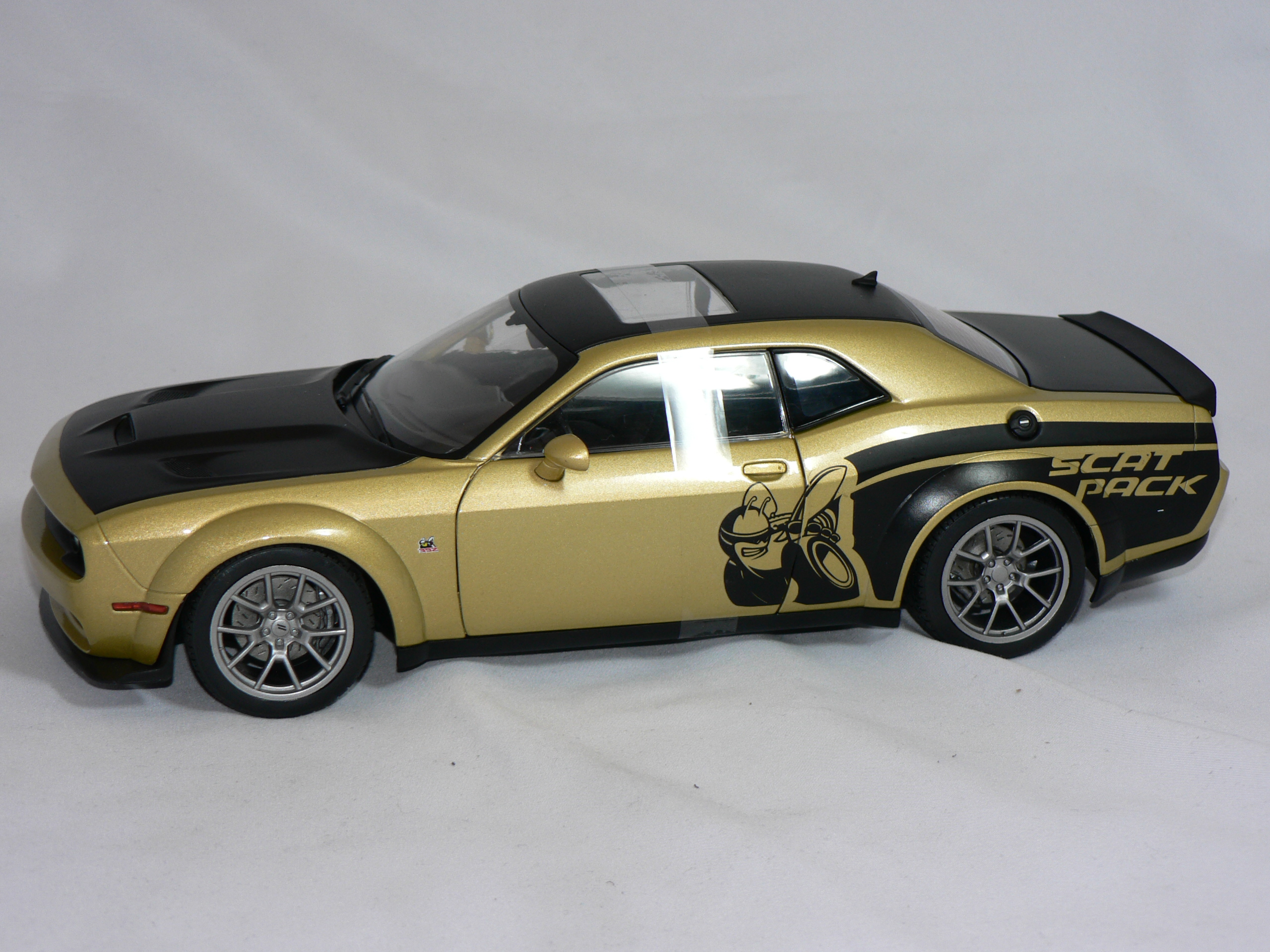 Dodge Challanger  R/T 2020  Scat Pack Widebody 2019   1:18  Solido - 3