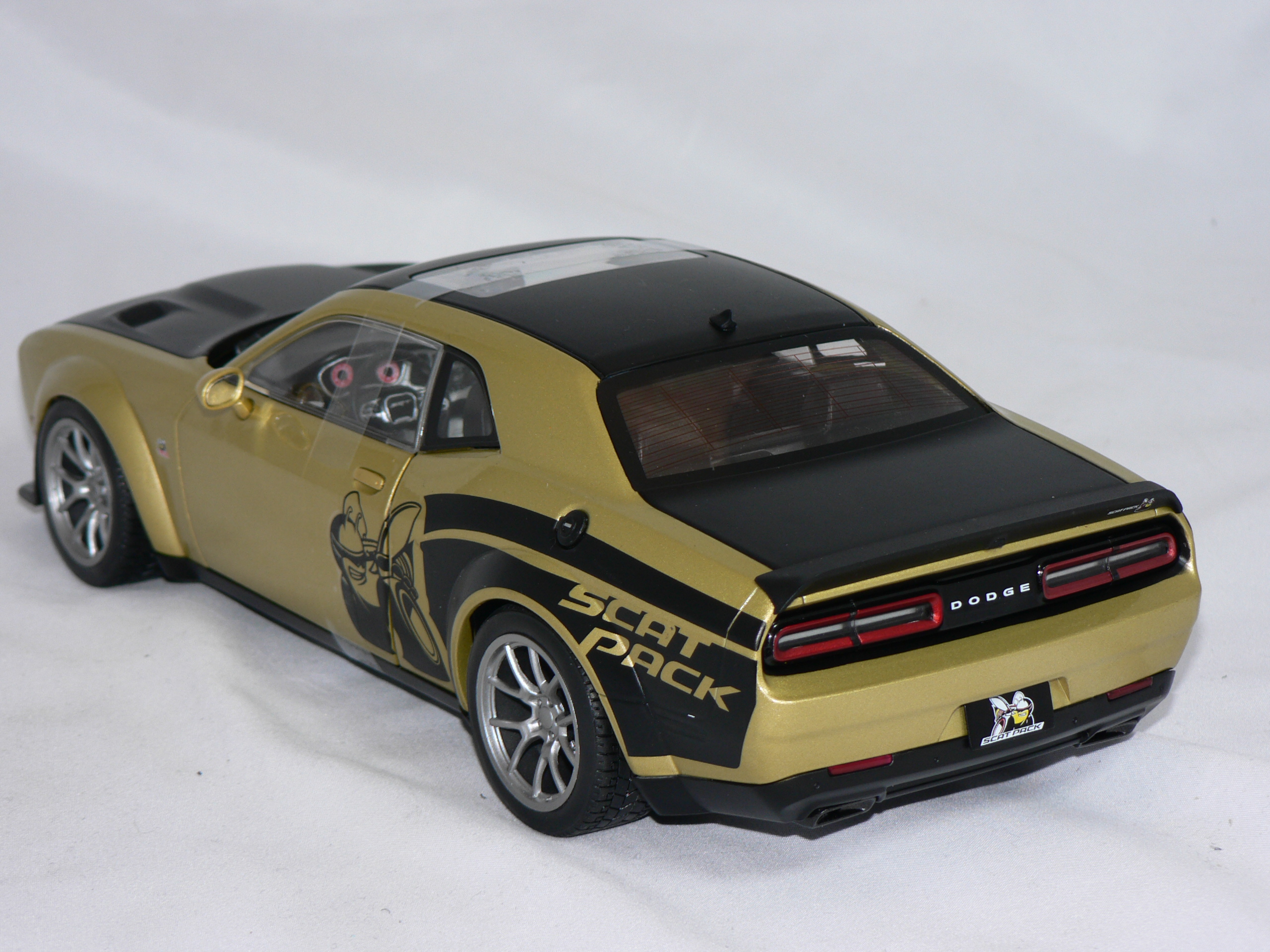 Dodge Challanger  R/T 2020  Scat Pack Widebody 2019   1:18  Solido - 2