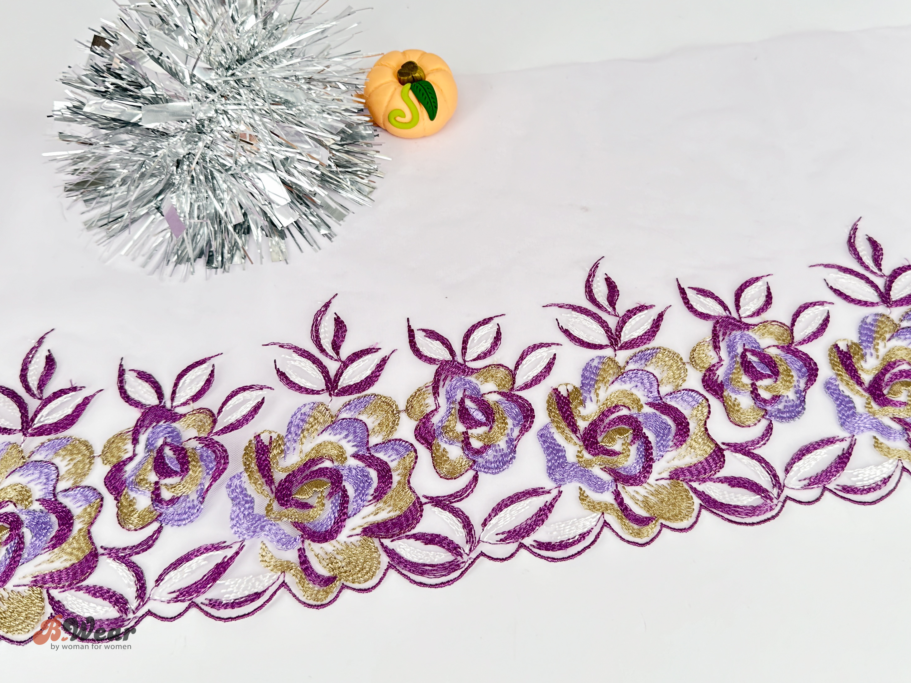 LightlilacWhite non-stretch lace with beautiful purple flowers - 21 cm