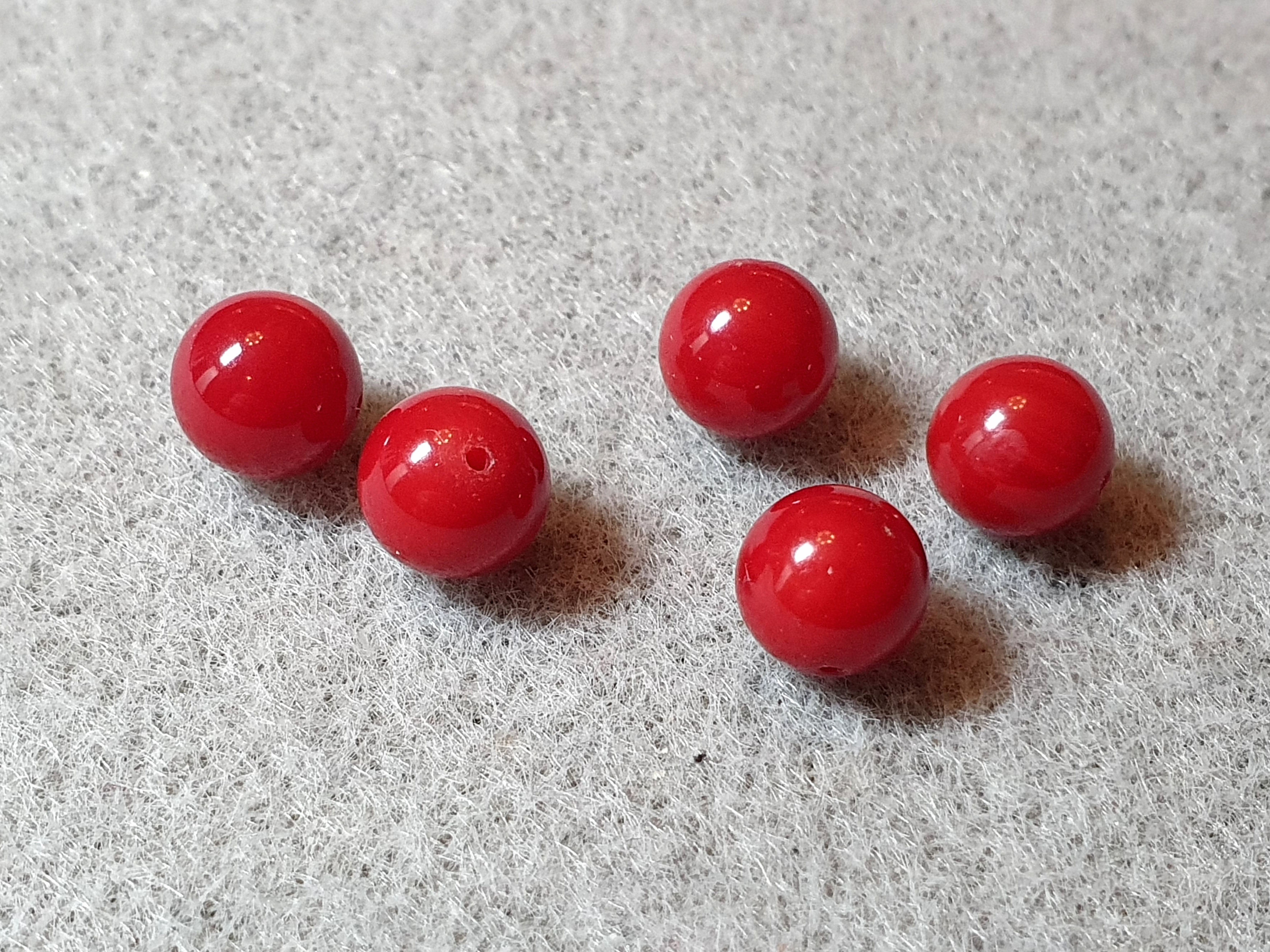 Red bamboo coral, round aporox7mm  ( dyed) 5pcs
