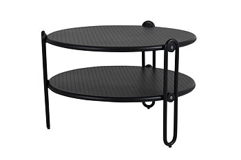 Blixt är ett runt bord med två hyllor i svart som passar till övriga sommarmöbler i Blixtserien. Avställningsytorna är perforerade för att minimera stående vatten på bordet.