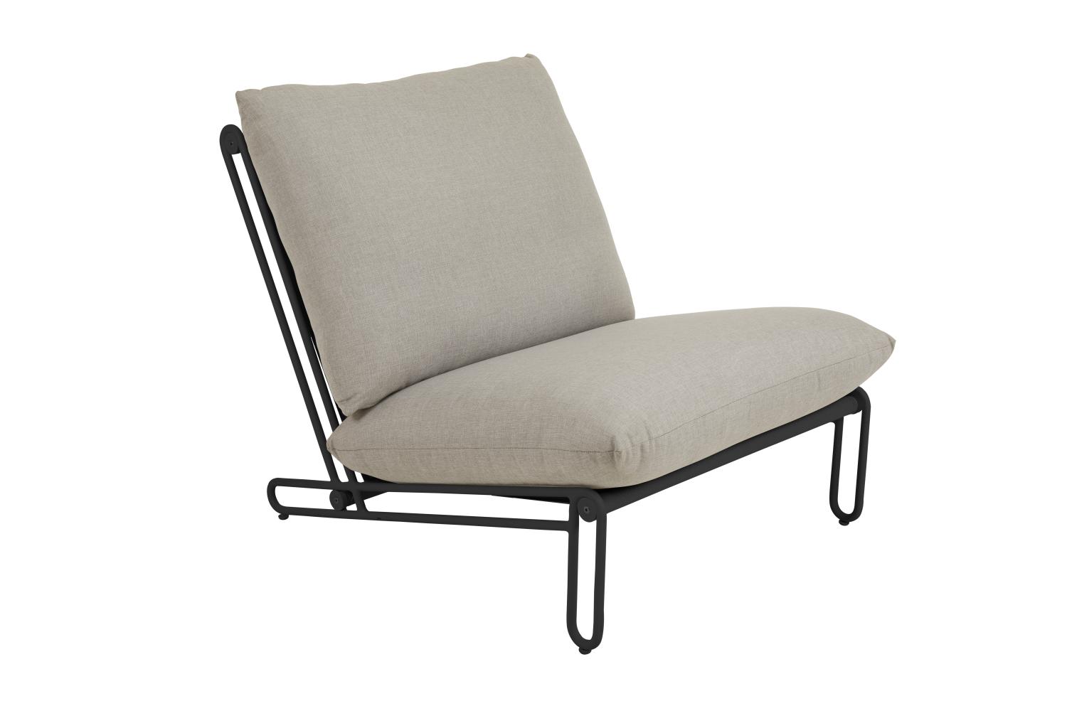 Blixt fåtölj som kan byggas ut till valfri soffa. Svart stomme med beige dyna med vattenavvisande liner. Dynorna tål att lämnas ute i regn.