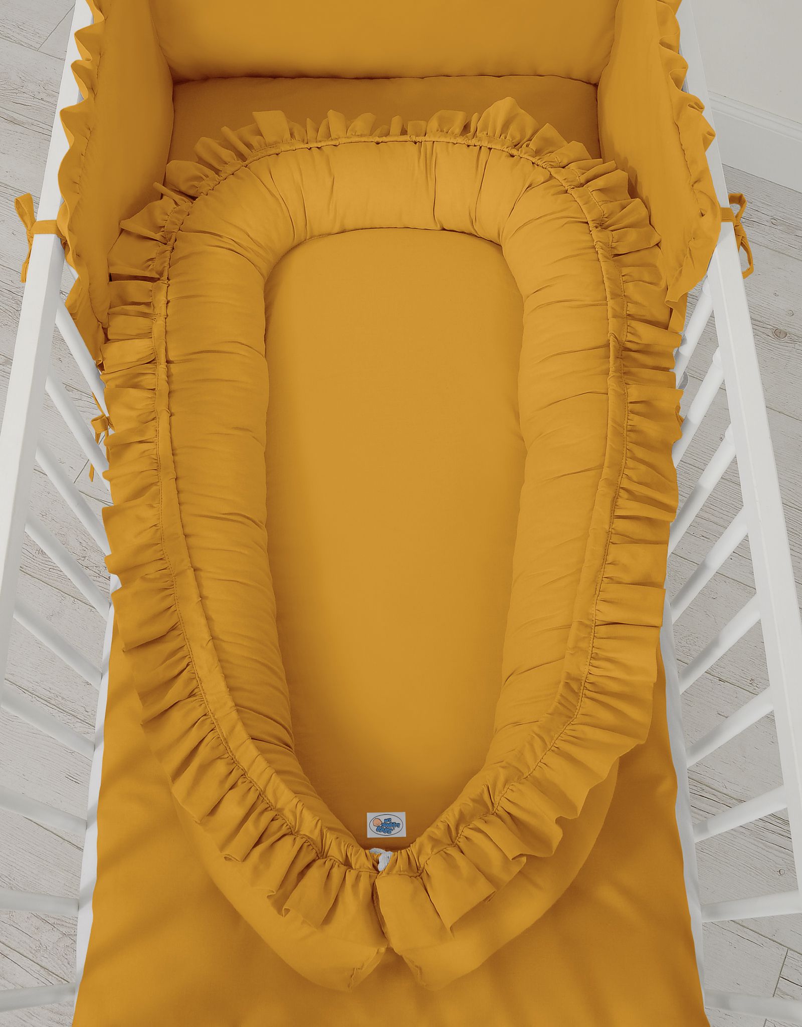 Premium Babynest Cocoon med volanger, Senap