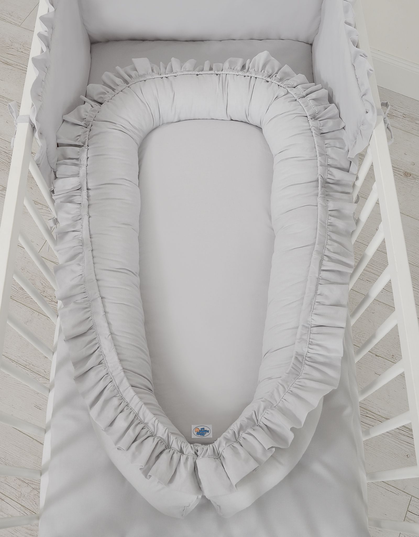 Premium Babynest Cocoon med volanger, Grå
