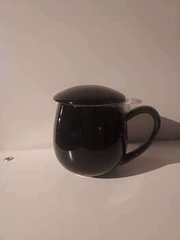 Keramikmugg svart med utagbar tesil 12x7 cm