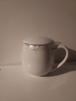 Keramikmugg vit med små prickar med utagbar tesil 12x7 cm