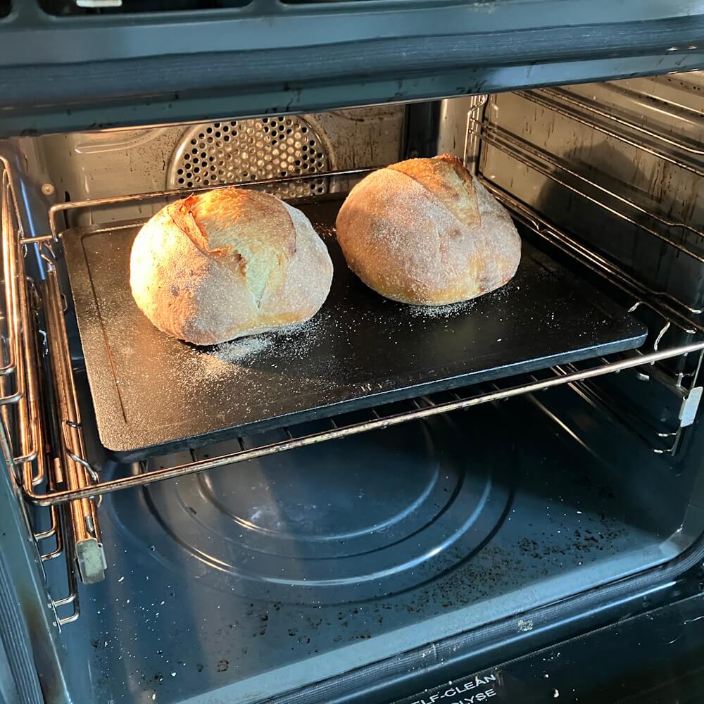 Brød, der er bagt på en stegeplade af støbejern, hvor stegepladen erstatter det traditionelle bagesten eller pizzasten.