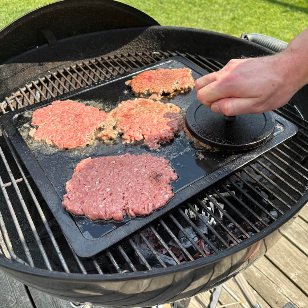 Stegepladen gourmet passer på en normalstor kuglegrill Weber, hvilket gør den til en meget fleksibel stegeplade.
