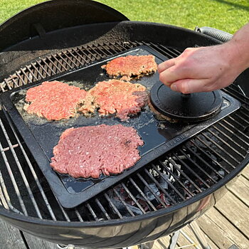 Stekbord Gourmet passar på en normalstor klotgrill av märket Weber, vilket gör den till ett väldigt flexibelt stekbord