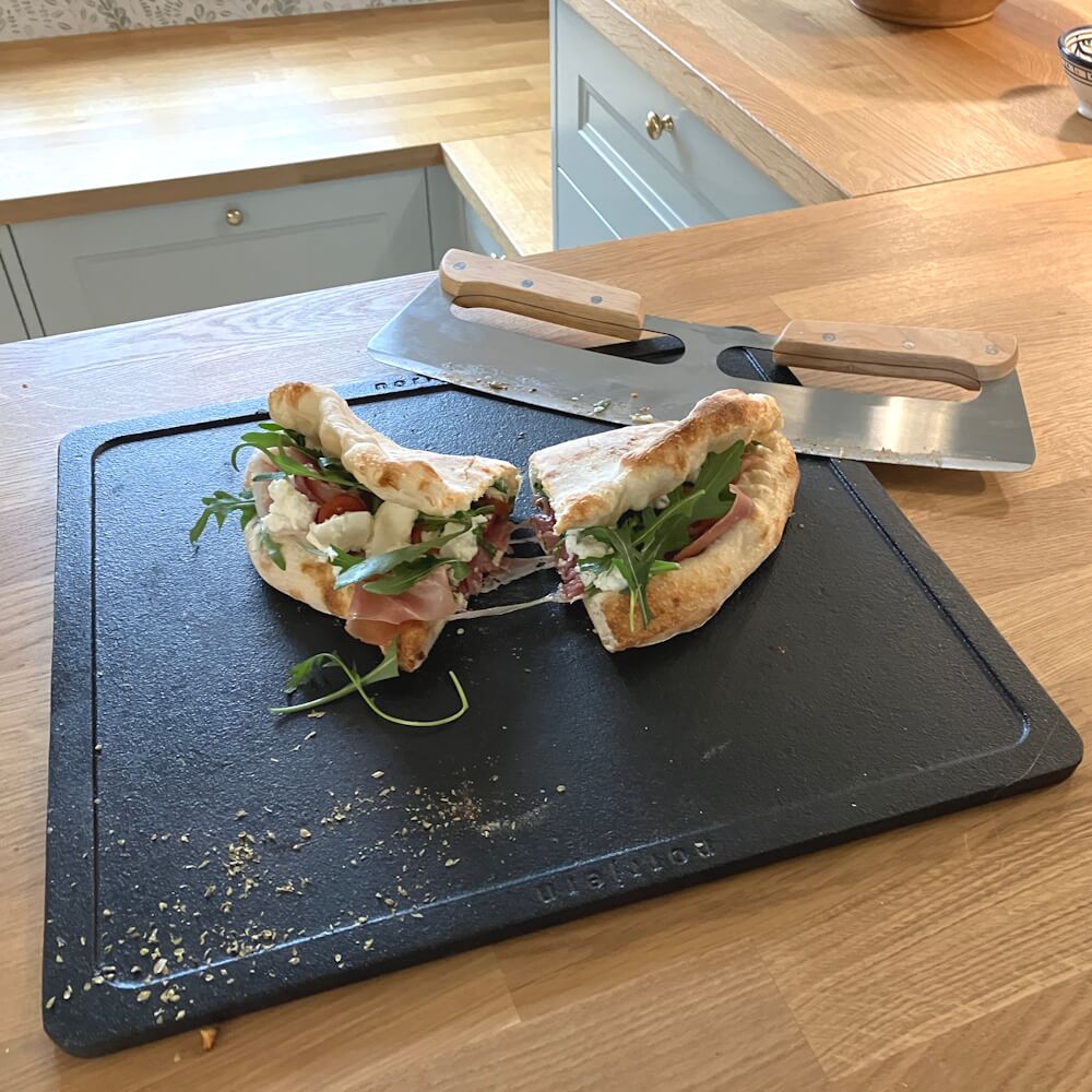 Bag dit eget luftige pizzabrød på en stegeplade af støbejern og lav en pizzasmørrebrød med valgfri fyldning.