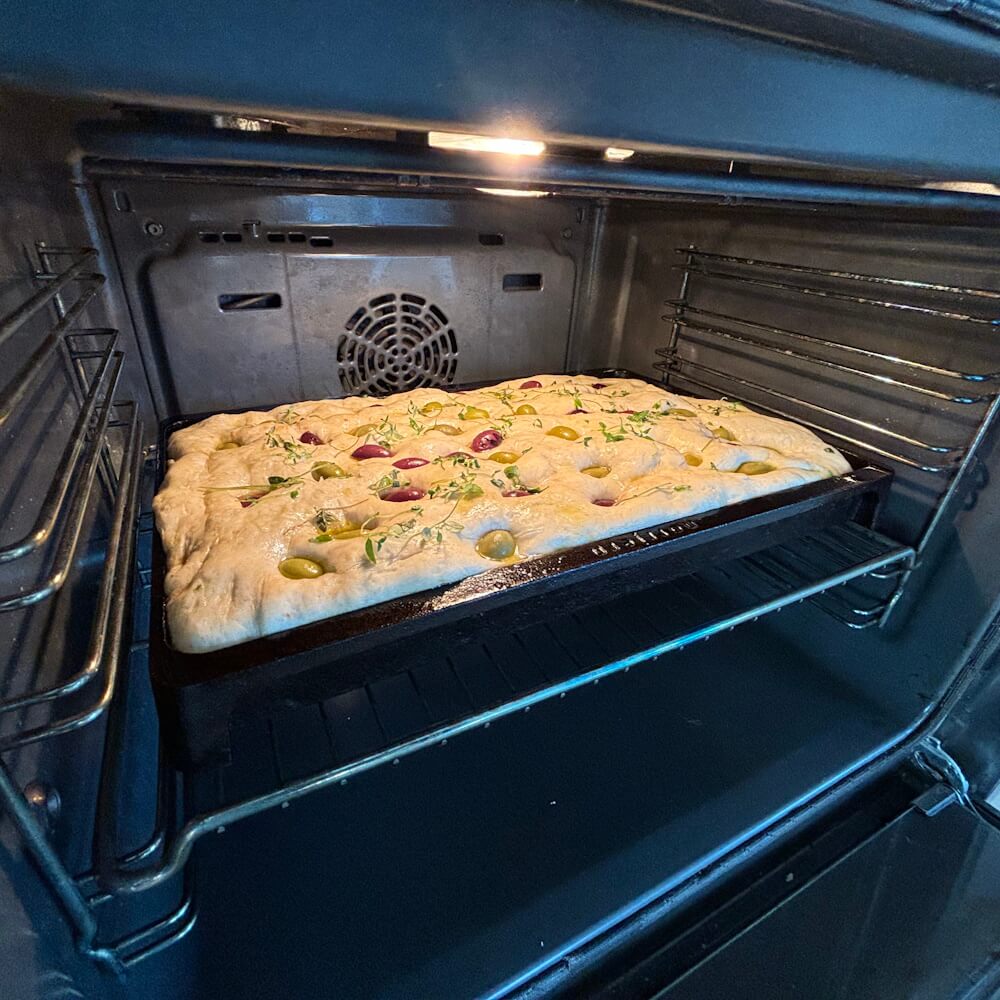 Stegebord Queen kan bruges til at bage focaccia i.