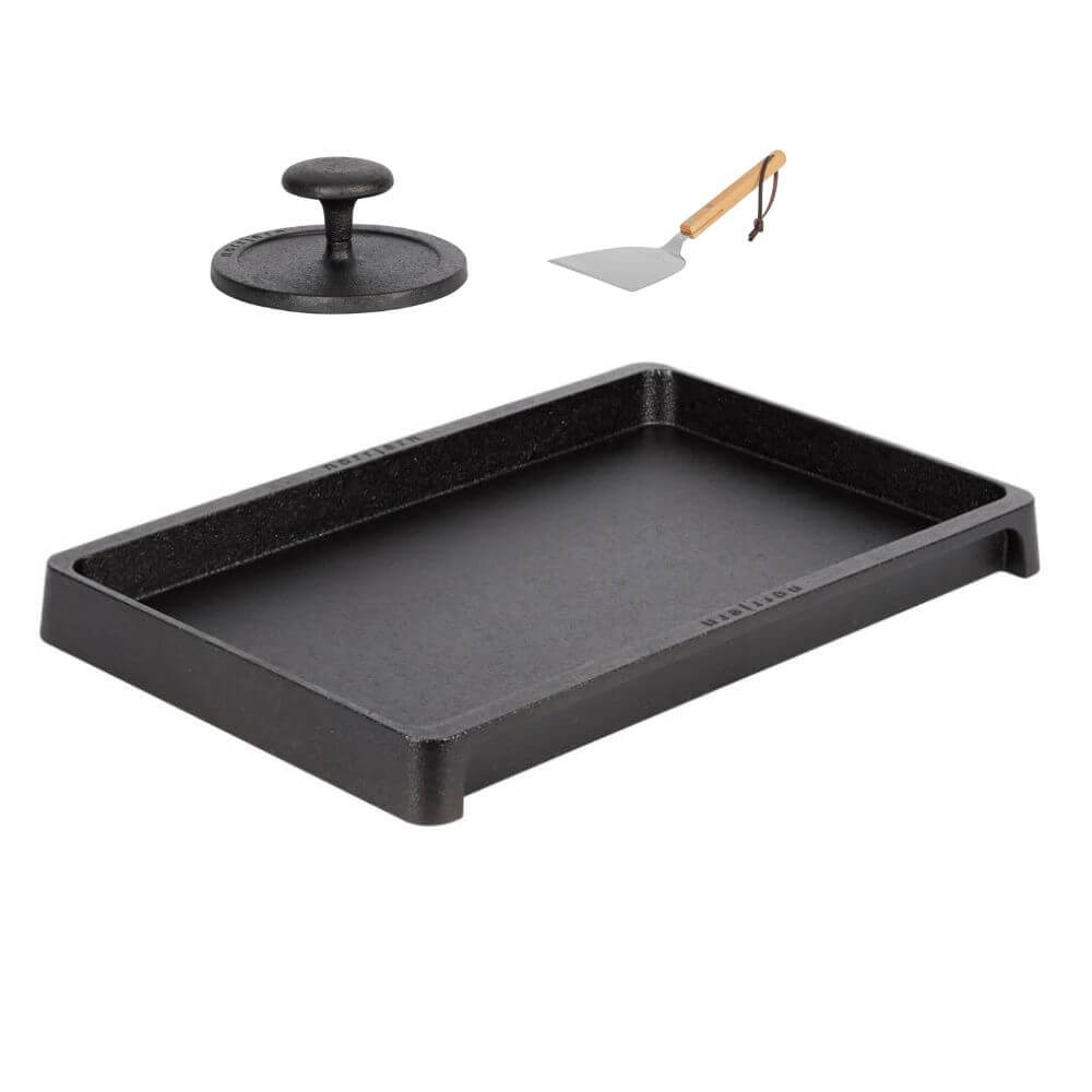 Stekbord Queen helt i gjutjärn med upphöjda kanter tillsammans med smasher-hamburgerpress med 14 cm i diameter och en stekspade i japansk stil