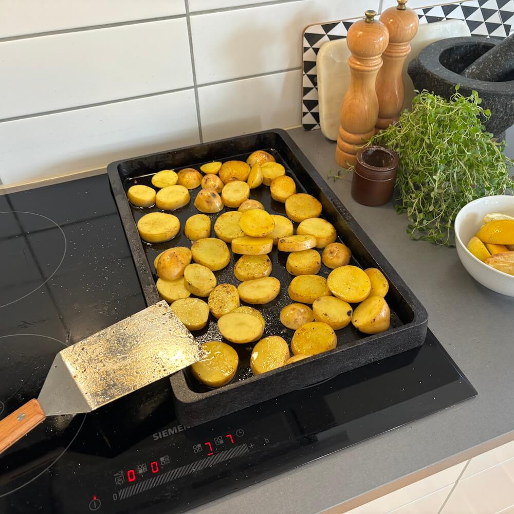 Stegebord, der passer perfekt til at brune og stege større kødstykker, og som er nemt at bruge sammen med vores stegespidser i poleret rustfrit stål.
