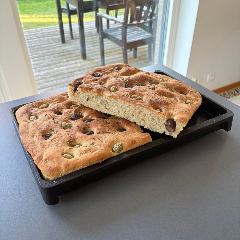 Perfekt bageresultat på focaccia bagt på stegebord i støbejern.