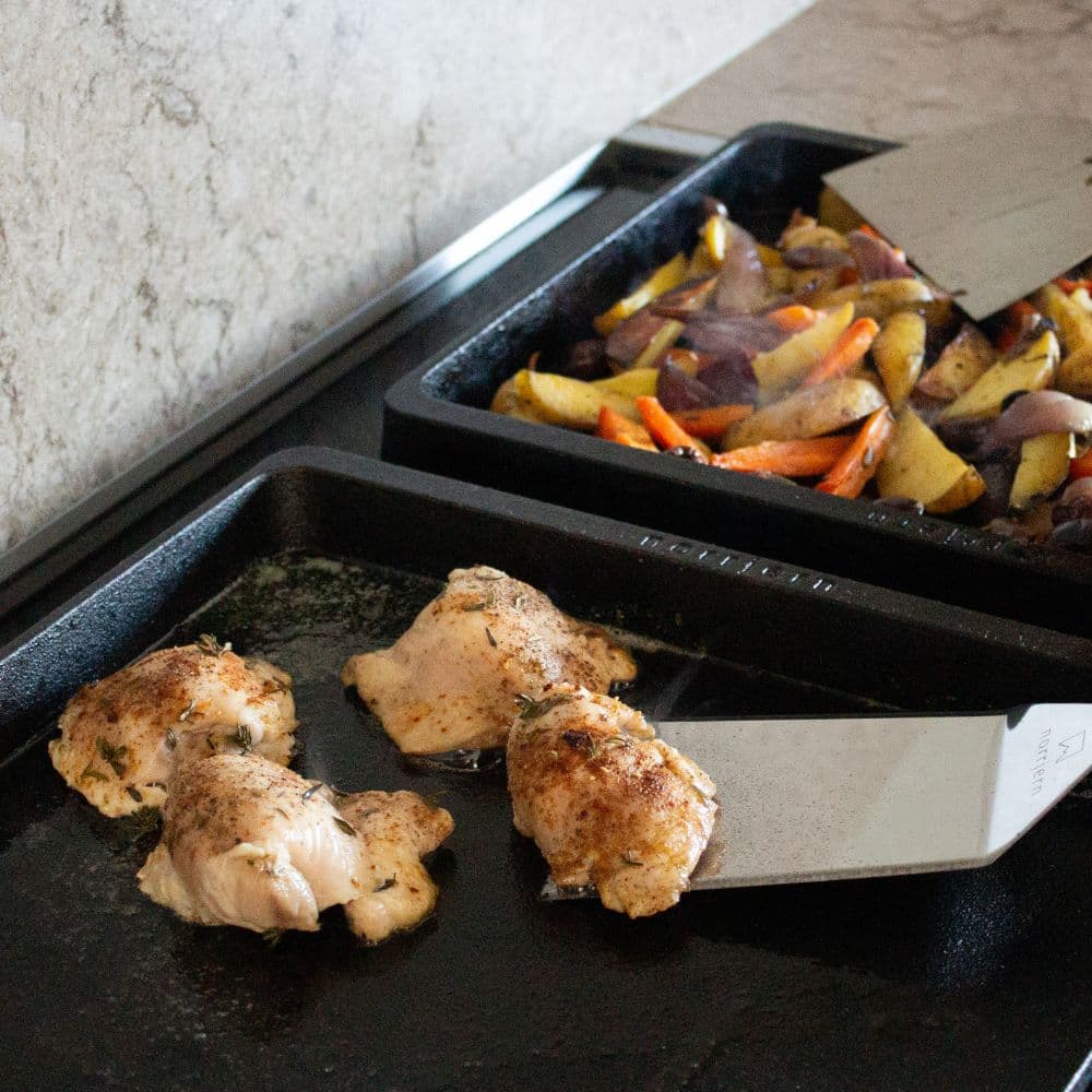 Kyllingefilet og stegte grøntsager tilberedes på et stegebord Original i støbejern.