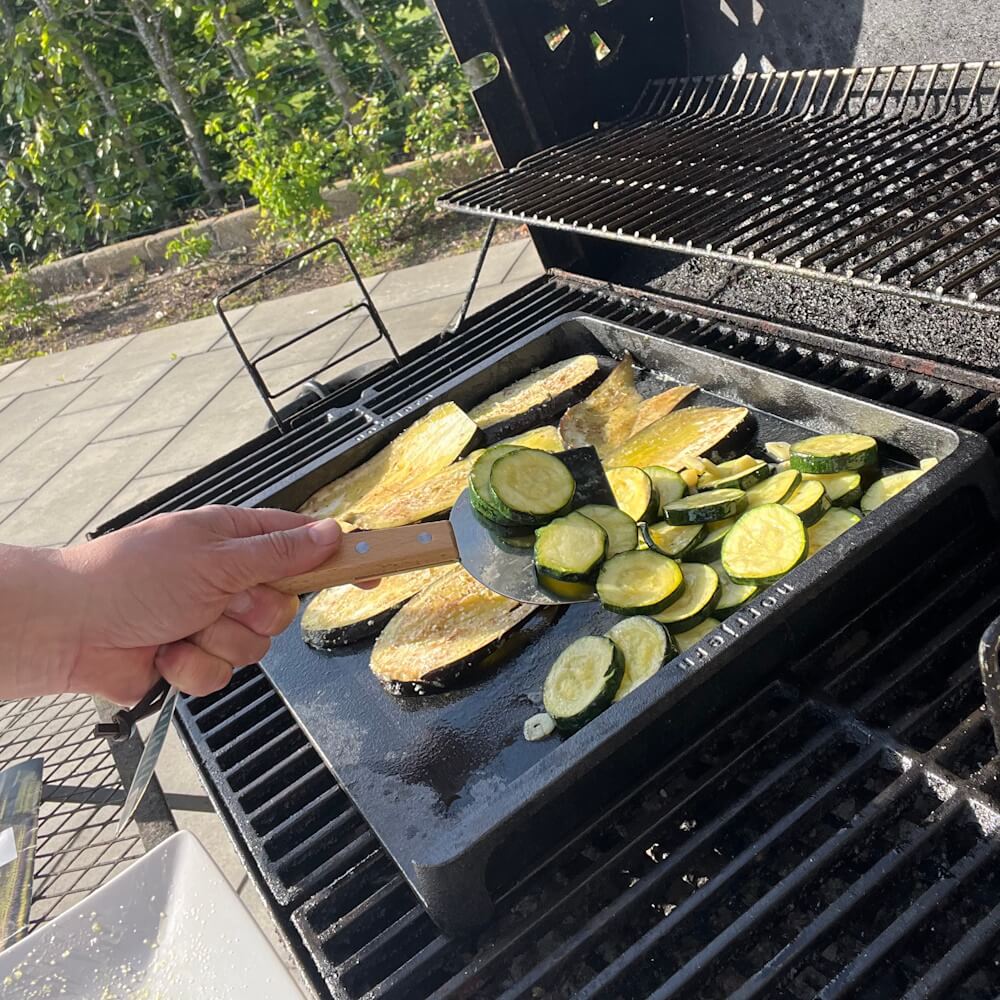 Stegebord i støbejern passer både på gasgrillen og på kulgrillen.
