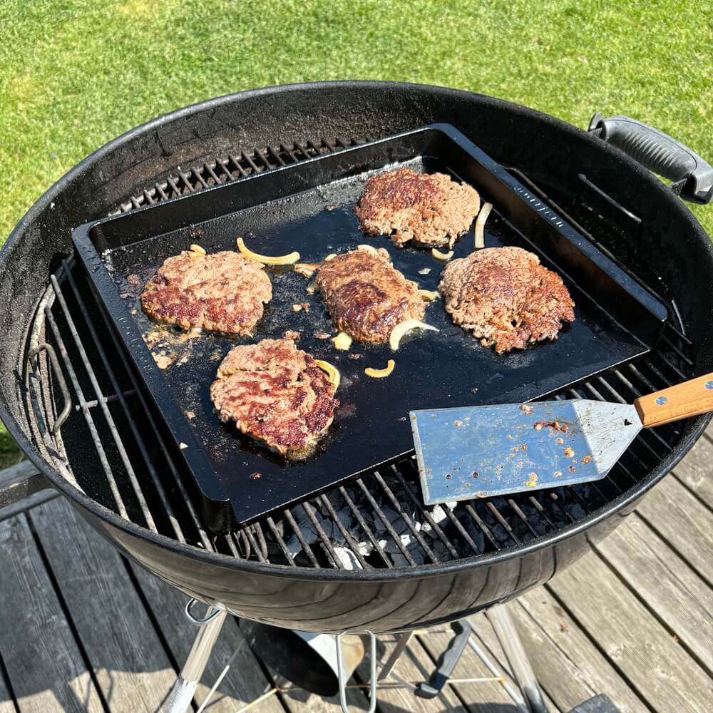 Rigtigt gode burgere skal steges, ikke grilles. Et stegebord fra Norrjern giver dig mulighed for at stege burgere direkte på grillen udendørs, for eksempel en Weber kuglegrill.