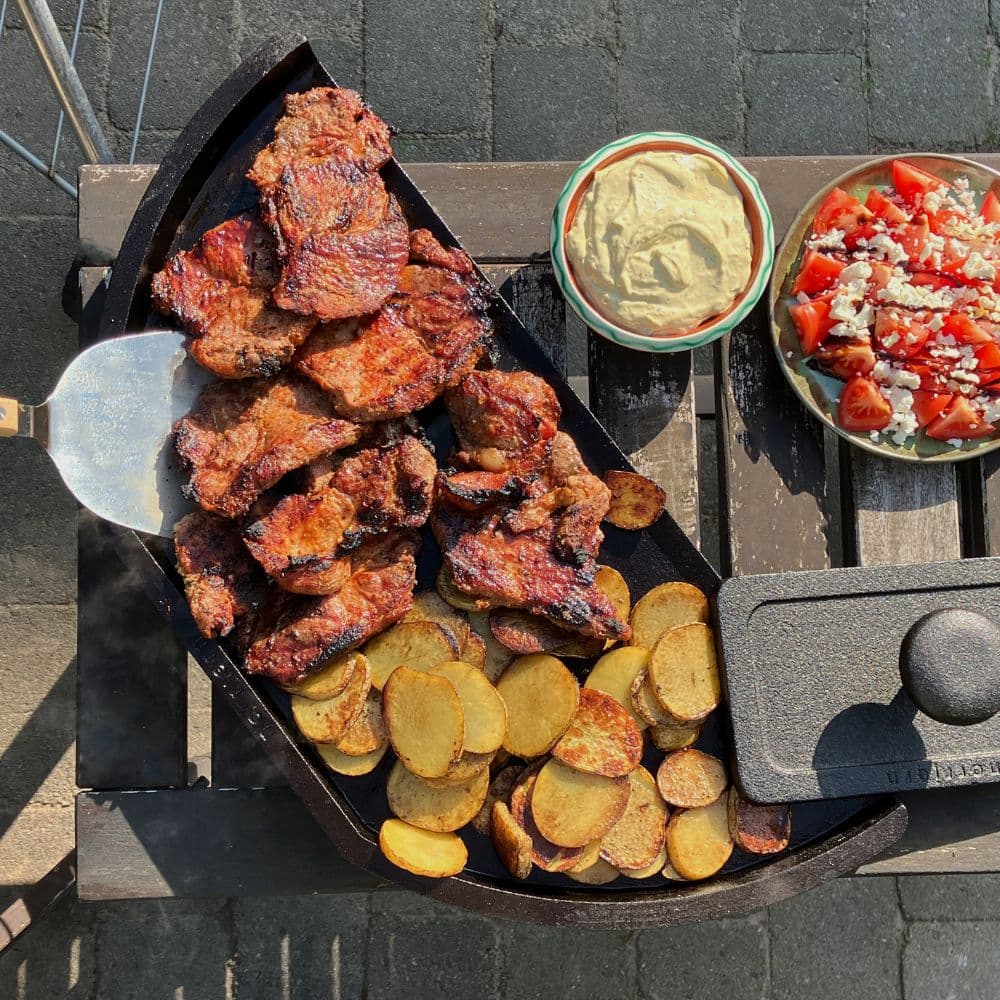  Et stegebord i støbejern har optimal varmeholdningsevne og er perfekt til at servere varm mad fra.