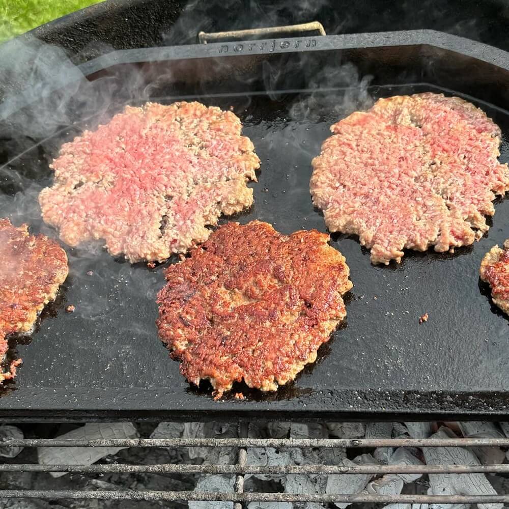  Stegebord Classic har et halvmåneformet design, hvilket gør, at det passer perfekt i f.eks. en Weber kuglegrill. Perfekt til tilberedning af 5 burgere ad gangen.