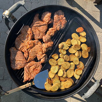  Med et stegebord tilpasset en kuglegrill kan du grille samtidig med, at du steger.