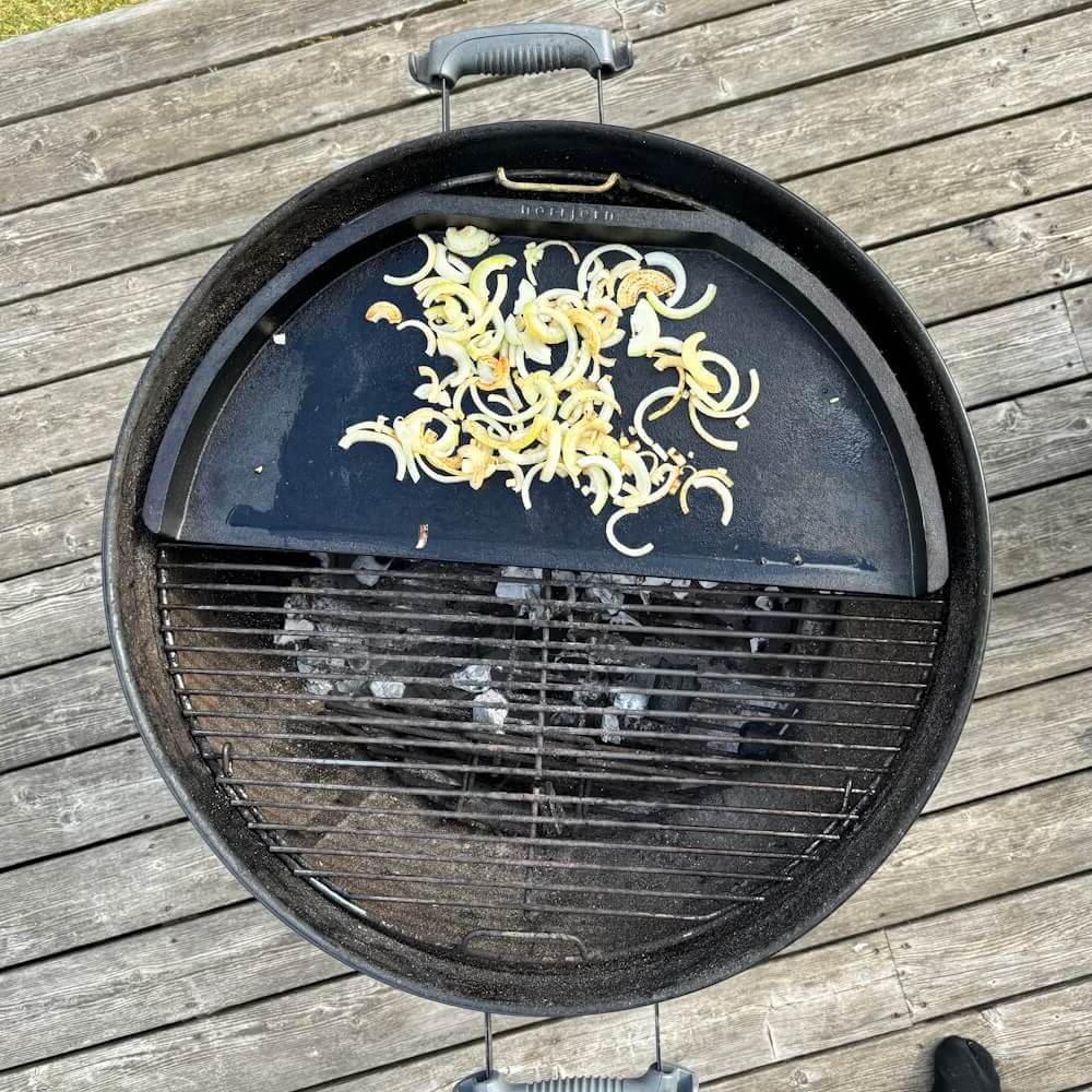  Stegebord i støbejern, der passer perfekt over glødebeddet på en kuglegrill.