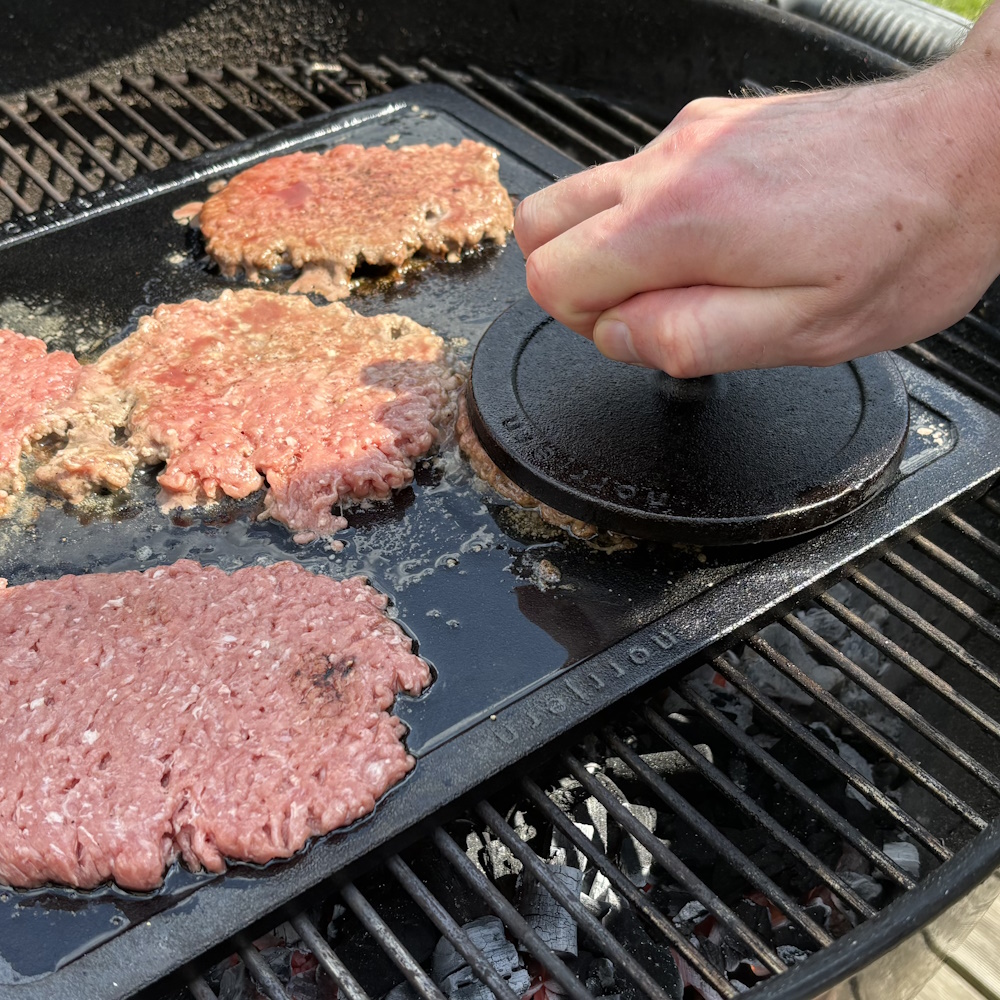 En smasher är ett redskap som är enkelt att använda när du gör smashed burgers