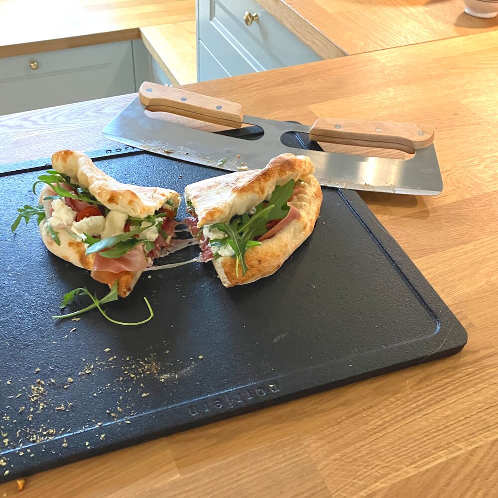 Del sandwiches med en pizzaskærer.