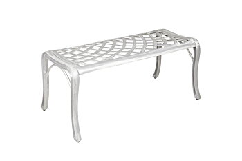 En bänk i ofärgad aluminium. Sitsen har ett snirkligt mönster med något svängda ben.