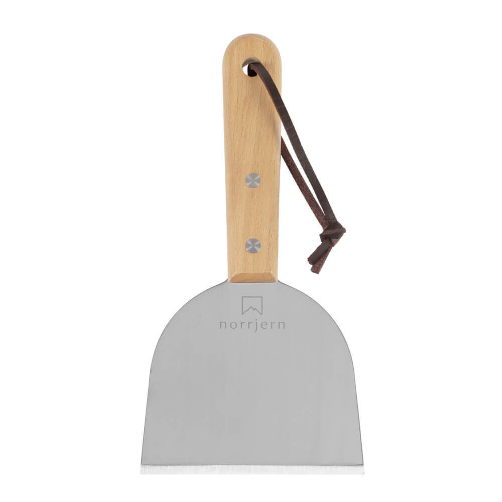  Stegeskraberen er det perfekte redskab til alle stegeplader og er ideel til rengøring, skrabning og hakning af mad direkte på stegebordet.