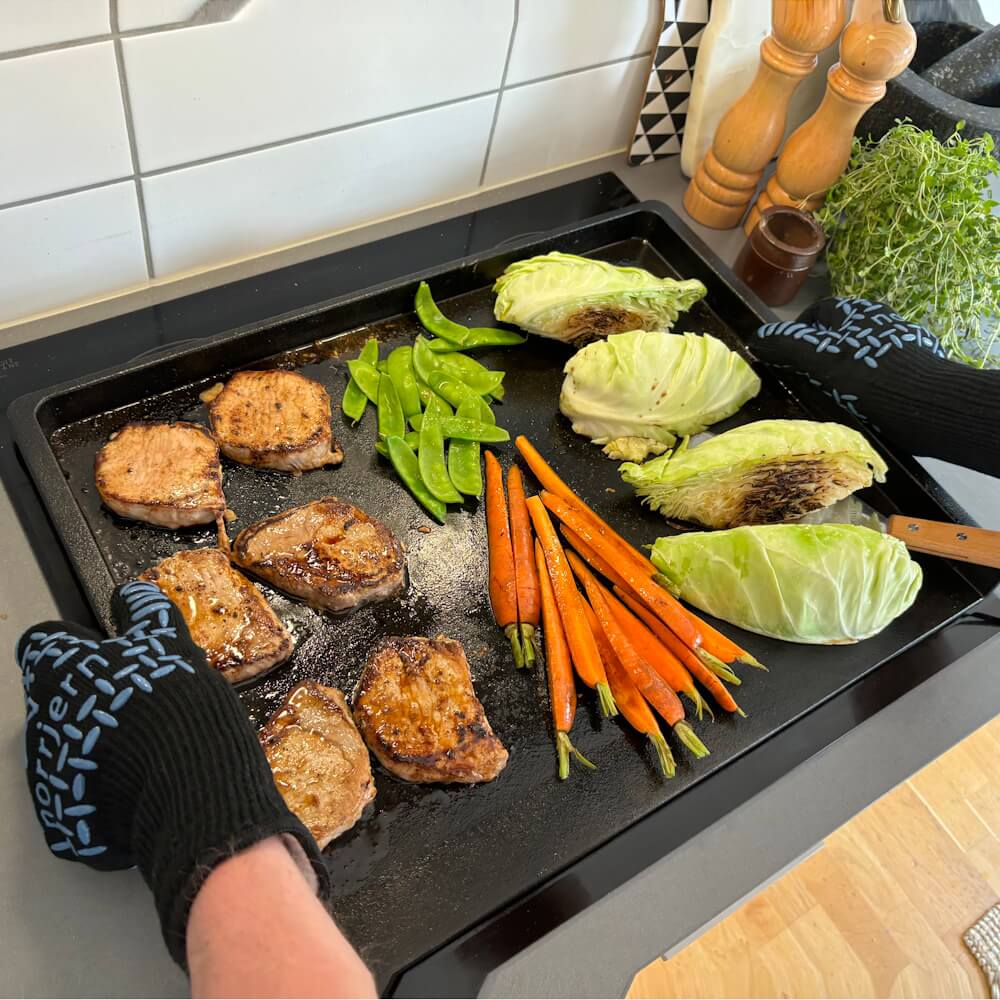  Grillhandsken beskytter dine hænder, når du håndterer varme stegeborde og smashere.