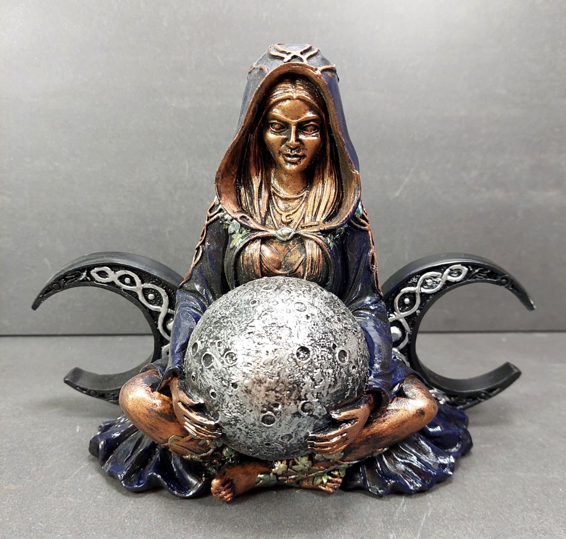 Moder Jord  Figur  med halvmåne - Svart /Lila